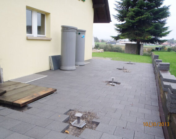 Carport Schraubfundamente Serie F R mit Pfostenträger in bestehenden Steinbelag bereit für Aufrichte des Carports