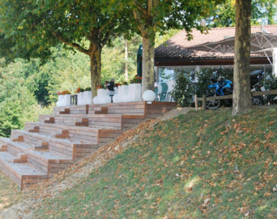 Terrasse-und-Tribüne-aus-Holz